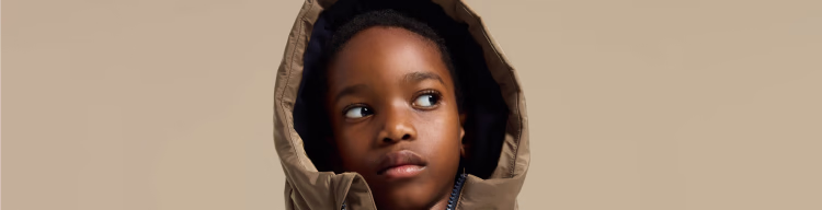 Enfant garçon habillé d’un manteau Jacadi paris