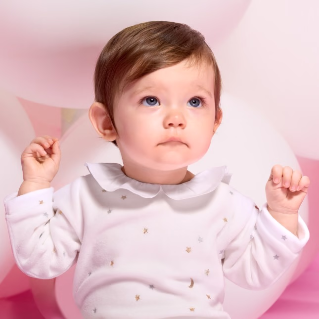 Découvrir les tenues pour le premier Noël de bébé