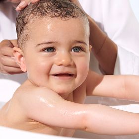 5 conseils pour un premier bain réussi de bébé